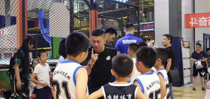 篮球防守训练中如何提高体能和耐力_2